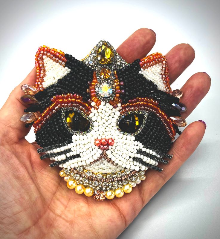 Duchess Calico brooch, with subtle charm / Broche Duchesse Calico, au charme subtil