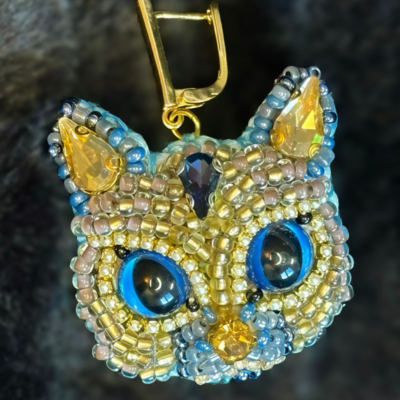 Smoky gold Cat