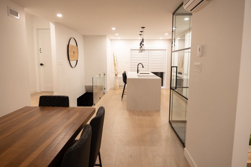 INTÉRIEUR NEUF ET MINIMALISTE
