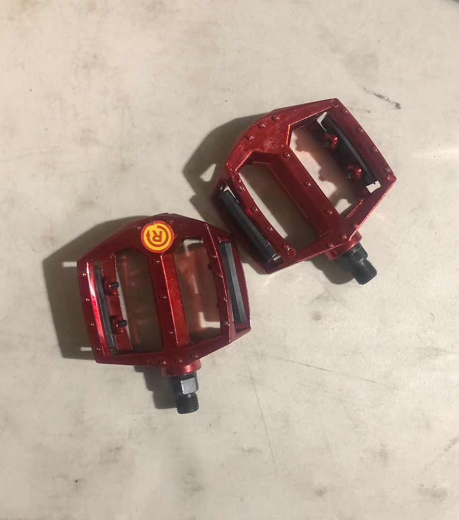 9/16 Bicycle Pedals (Red)