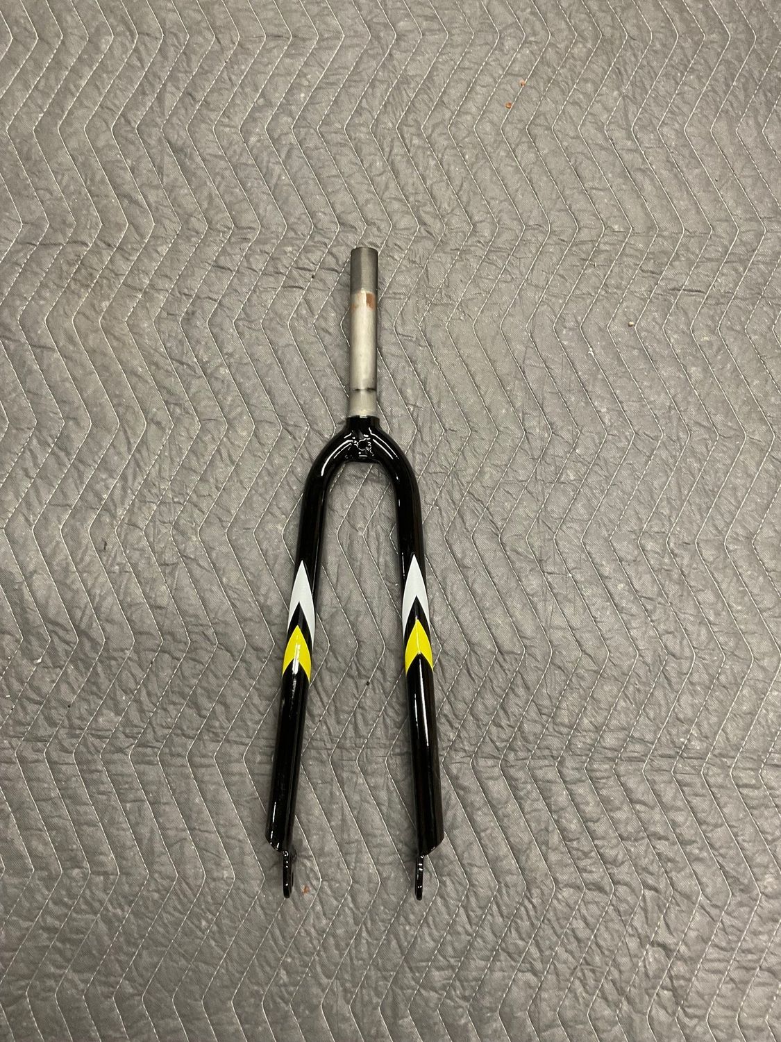 Threaded 700C Hybrid Bicycle Fork 1&quot; x 5 3/4&quot; Steer Tube (Black &amp; Yellow)