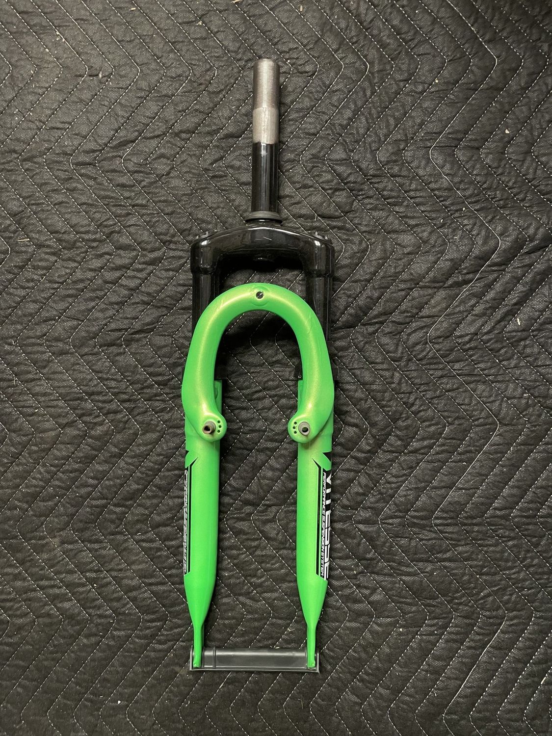 Vitesse 24” Suspension Bicycle Fork Threaded 1&quot; x 5 1/2” Steer Tube (Green)