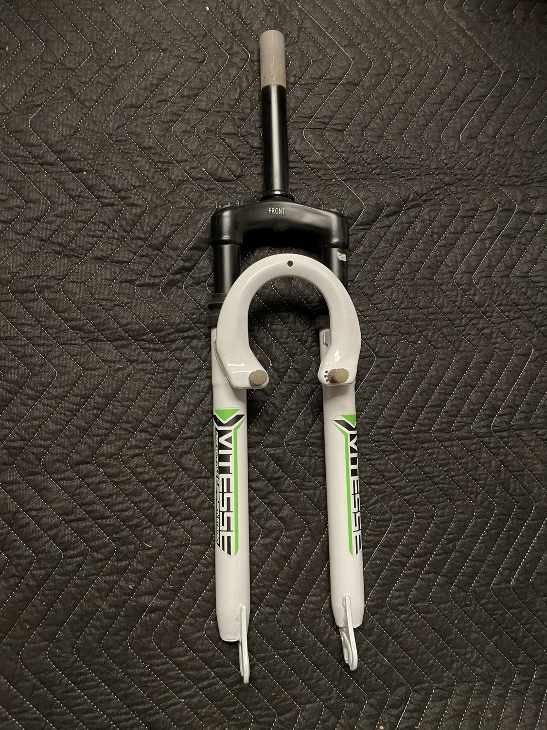Vitesse 24” Threadless Suspension Fork 1&quot; x 7 3/8” Steer Tube (White &amp; Green)
