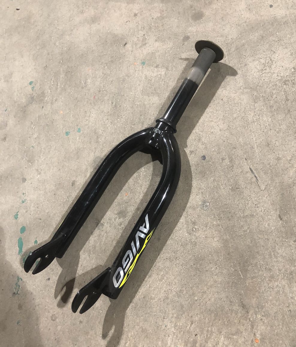 16" Avigo Threaded Bicycle Fork (Black and Yellow)
