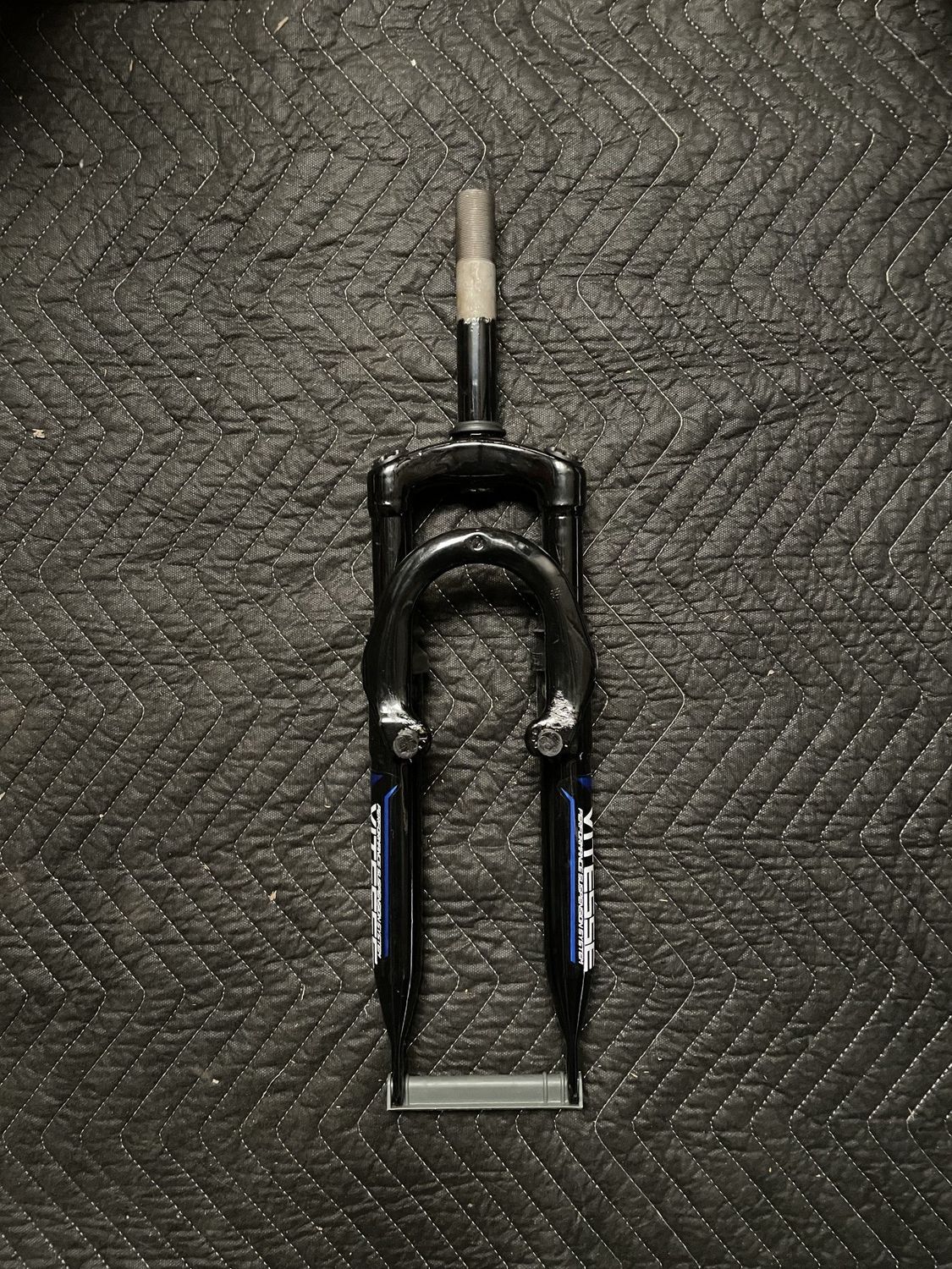24&quot; Vitesse Threaded Suspension Fork 1&quot; x  5 3/4” Steer Tube (Black &amp; Blue)