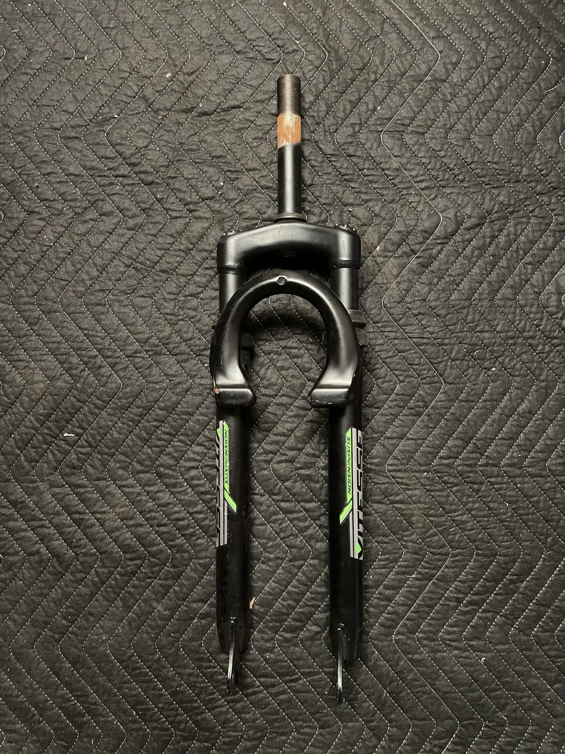 Vitesse 1&quot; x 5 3/4&quot; Threaded 29&quot; Suspension Bicycle Fork (Black &amp; Green)
