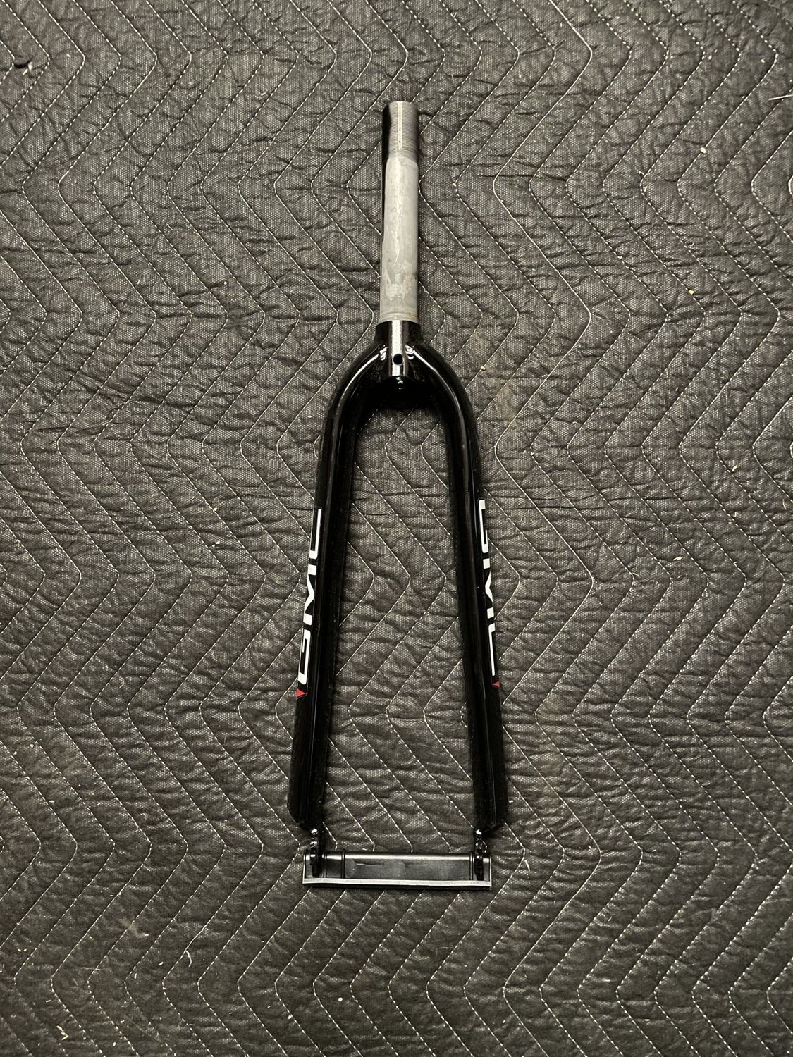 GMC 1&quot;x 6&quot; Threaded 24&quot; Rigid Bicycle Fork (Black/Red)