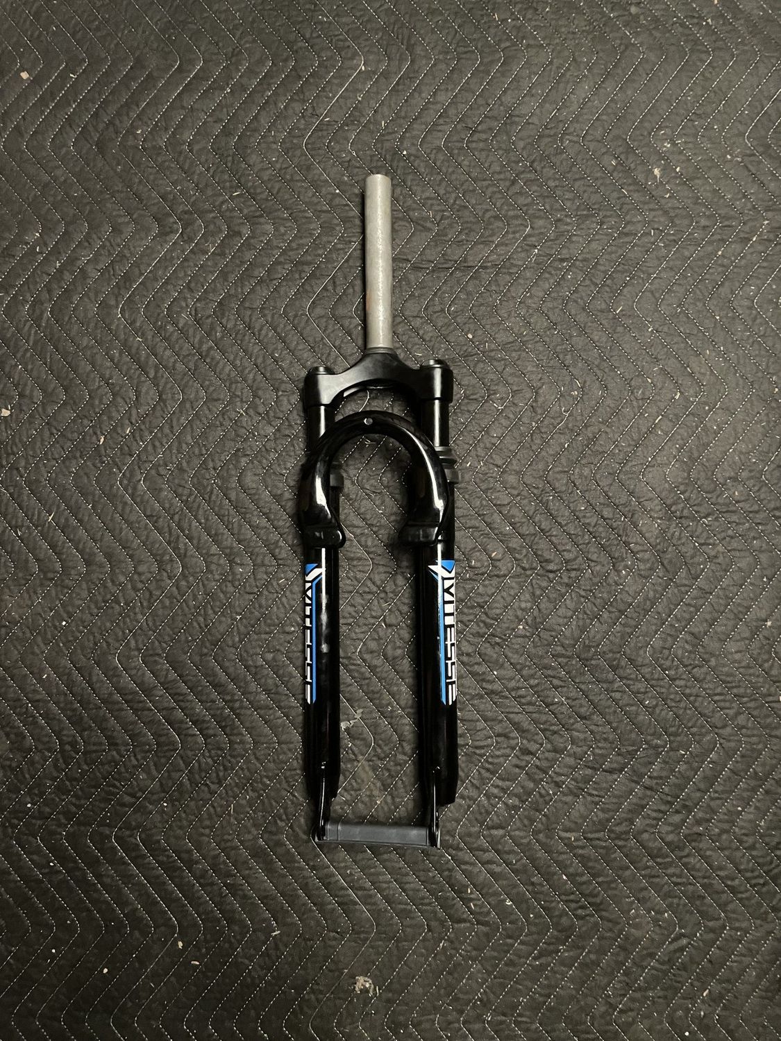 Vitesse 1 1/8” x 7 1/8” Threadless 29” Suspension Disc Brake Bicycle Fork (Gloss Black &amp; Blue)
