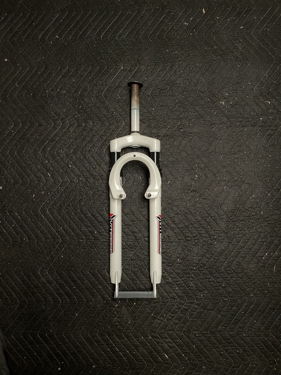 Vitesse 1” x 6” Threaded 26” Suspension Bicycle Fork (White &amp; Red)