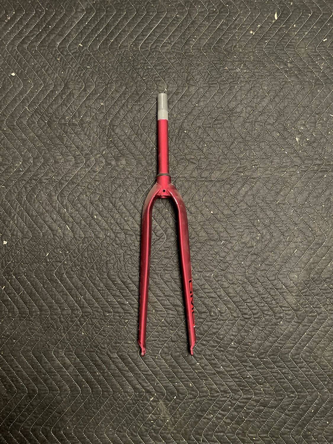 GMC 1” x 7 5/8” Threaded 700C Hybrid Bicycle Fork (Red)