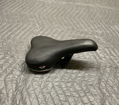 Vitesse Hybrid Bicycle Seat (Black &amp; Purple)