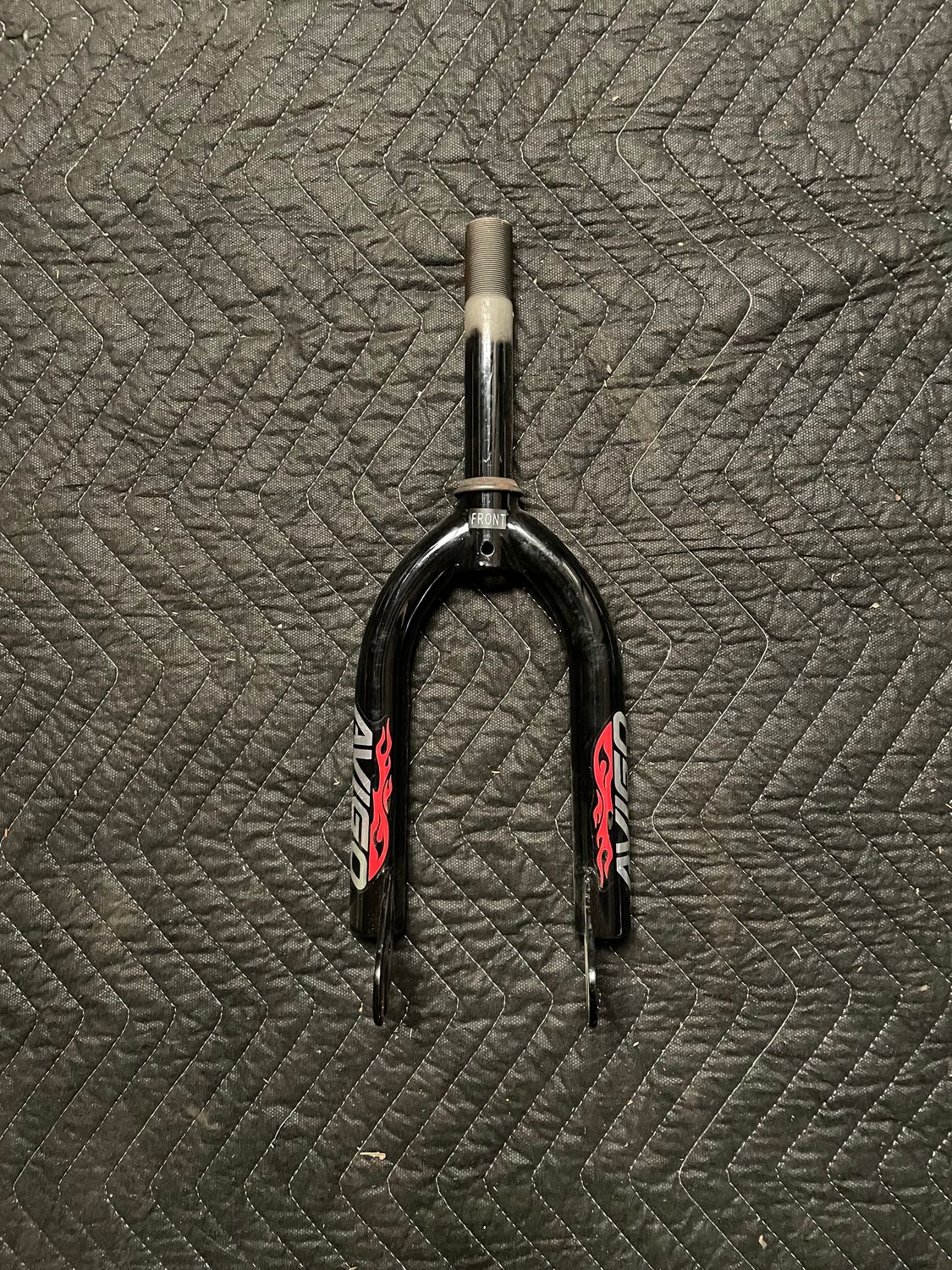 Kent 12” Avigo Blaze Bicycle Fork 1&quot; x 5 1/4” Threaded Steer Tube (Black &amp; Red)
