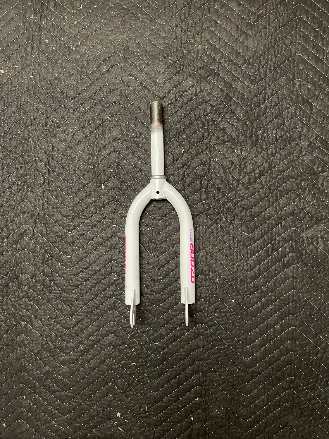 Ozone 500 1” x 5 3/4” Threaded 18&quot; Bicycle Fork (White w/ Pink/Purple)