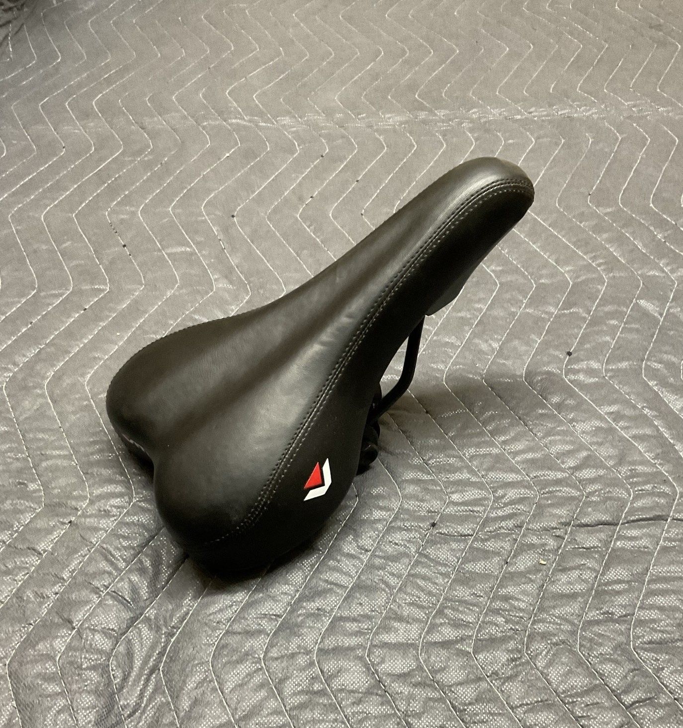 Vitesse Hybrid Bicycle Seat (Black w/ Red)