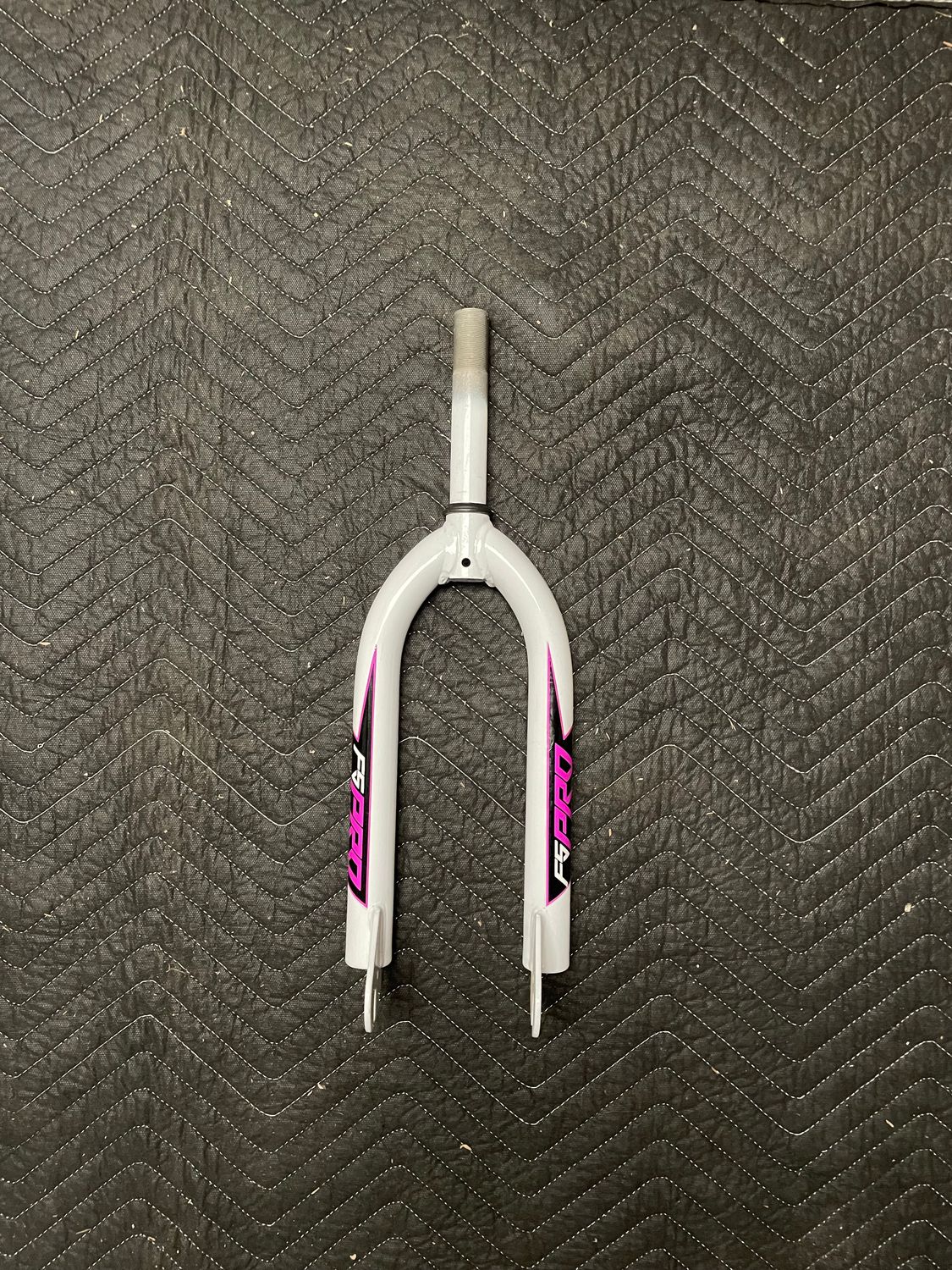 FSPro 1” x 5 1/2” Threaded 20&quot; Bicycle Fork (White &amp; Pinkish Purple)