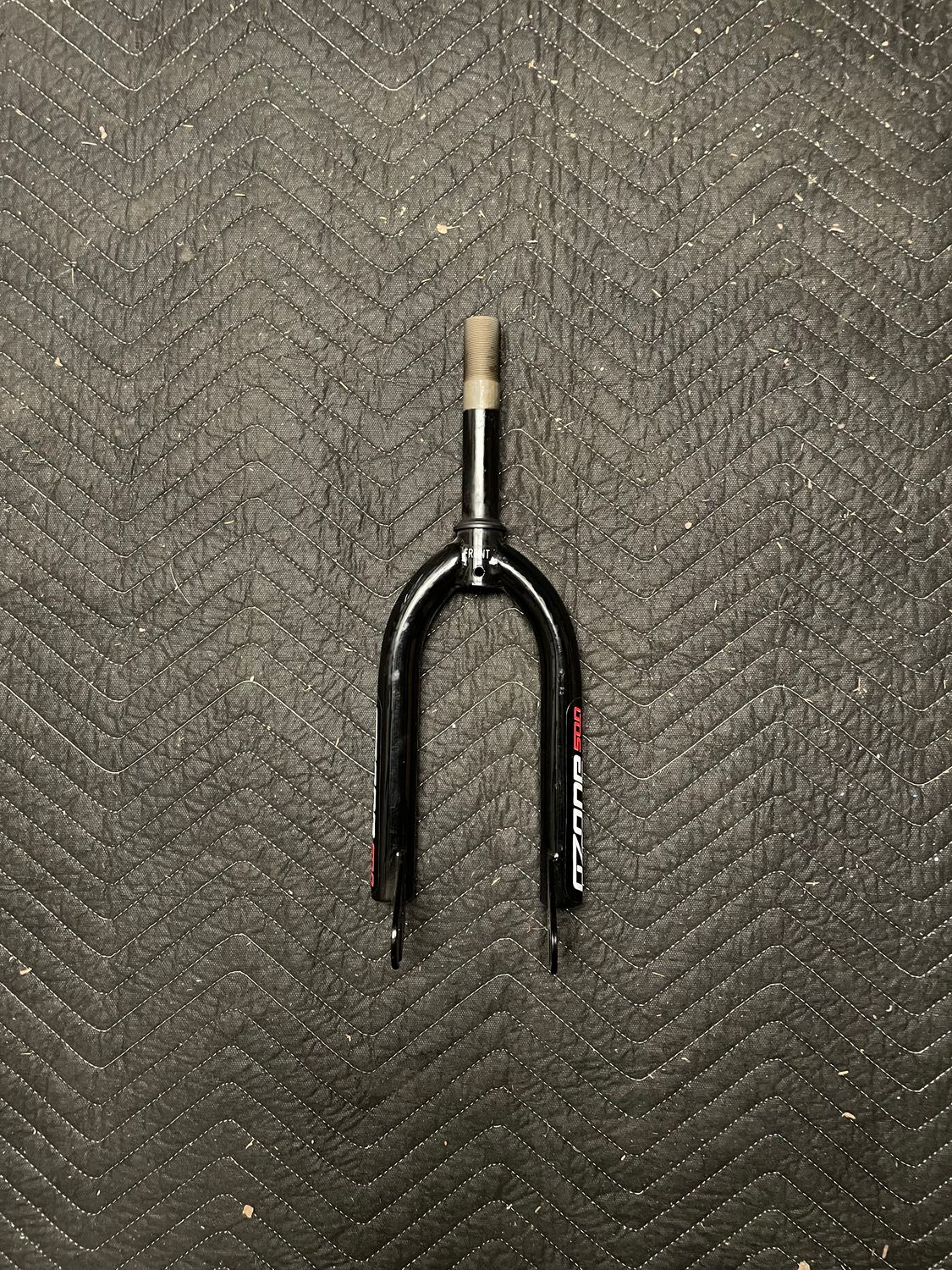 Ozone 500 1&quot; x 5 1/4” Threaded 16&quot; Bicycle Fork (Black/Red)