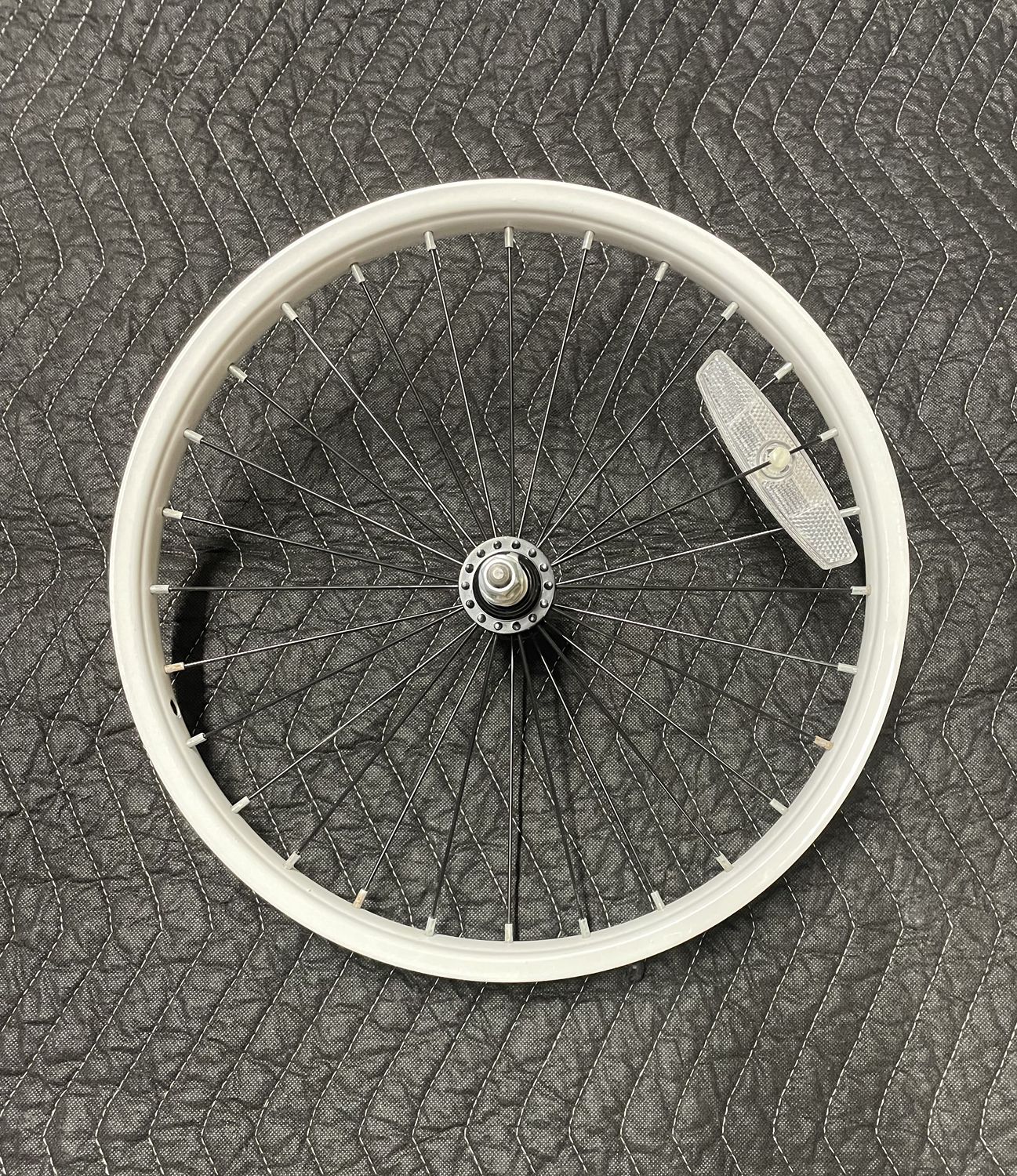 18&quot; Front Bicycle Wheel (White w/ Black Spokes)