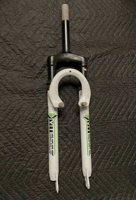 Vitesse 24” Threadless Suspension Fork 1" x 7 3/8” Steer Tube (White &amp; Green)