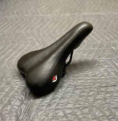 Vitesse Hybrid Bicycle Seat (Black w/ Red)