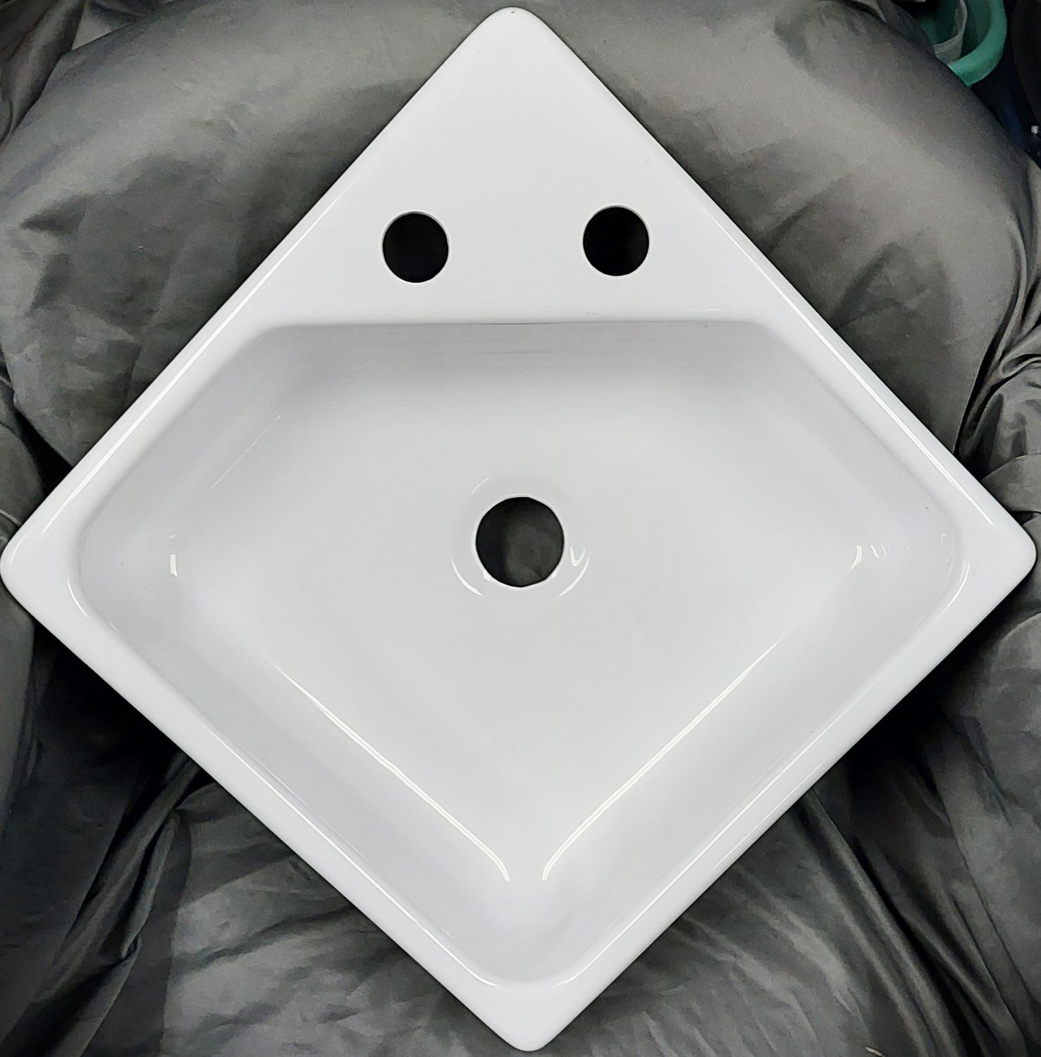 Lavatory Corner Sink - 15&quot; x 15&quot; x 5&quot; - White