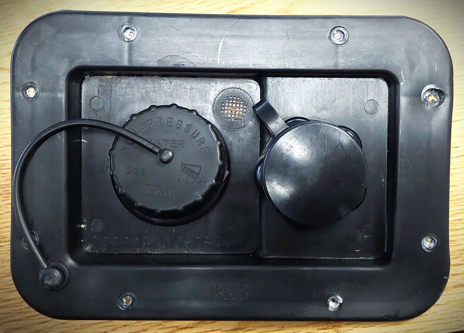 B&amp;B Fresh Water City/ Gravity Hatch - Black