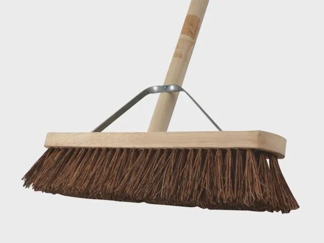 Faithfull  FAIBRBAS18H Stiff Bassine Broom 450mm (18in) + Handle & Stay