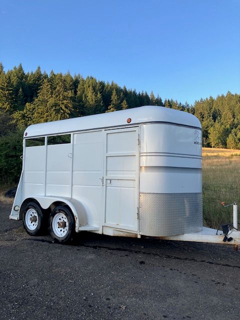 **SOLD** 2 Horse Trailer Slant -2200# Lightweight &amp; in Excellent Condition