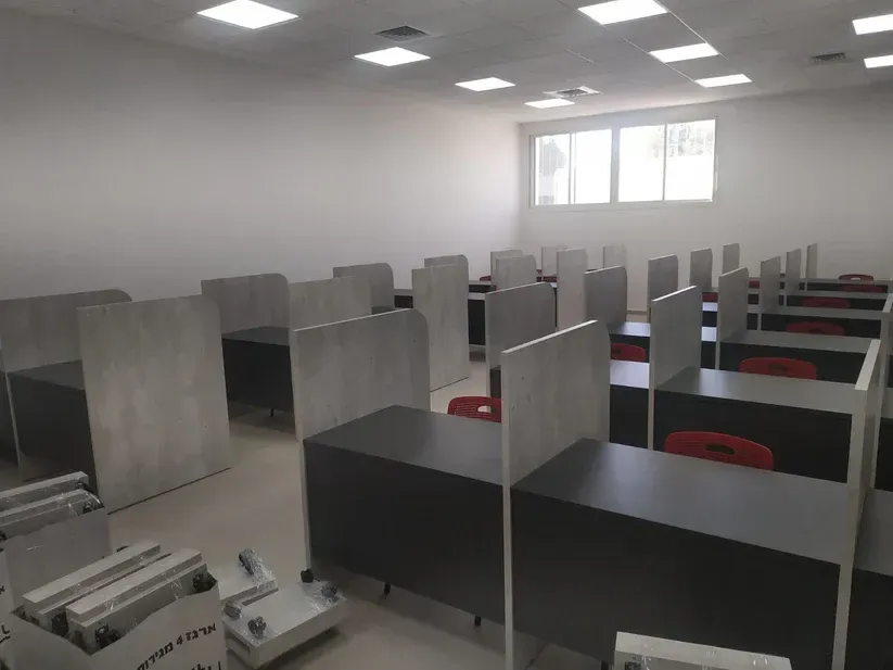 עמדות טלמרקטיג + מחיצה לאופן ספייס