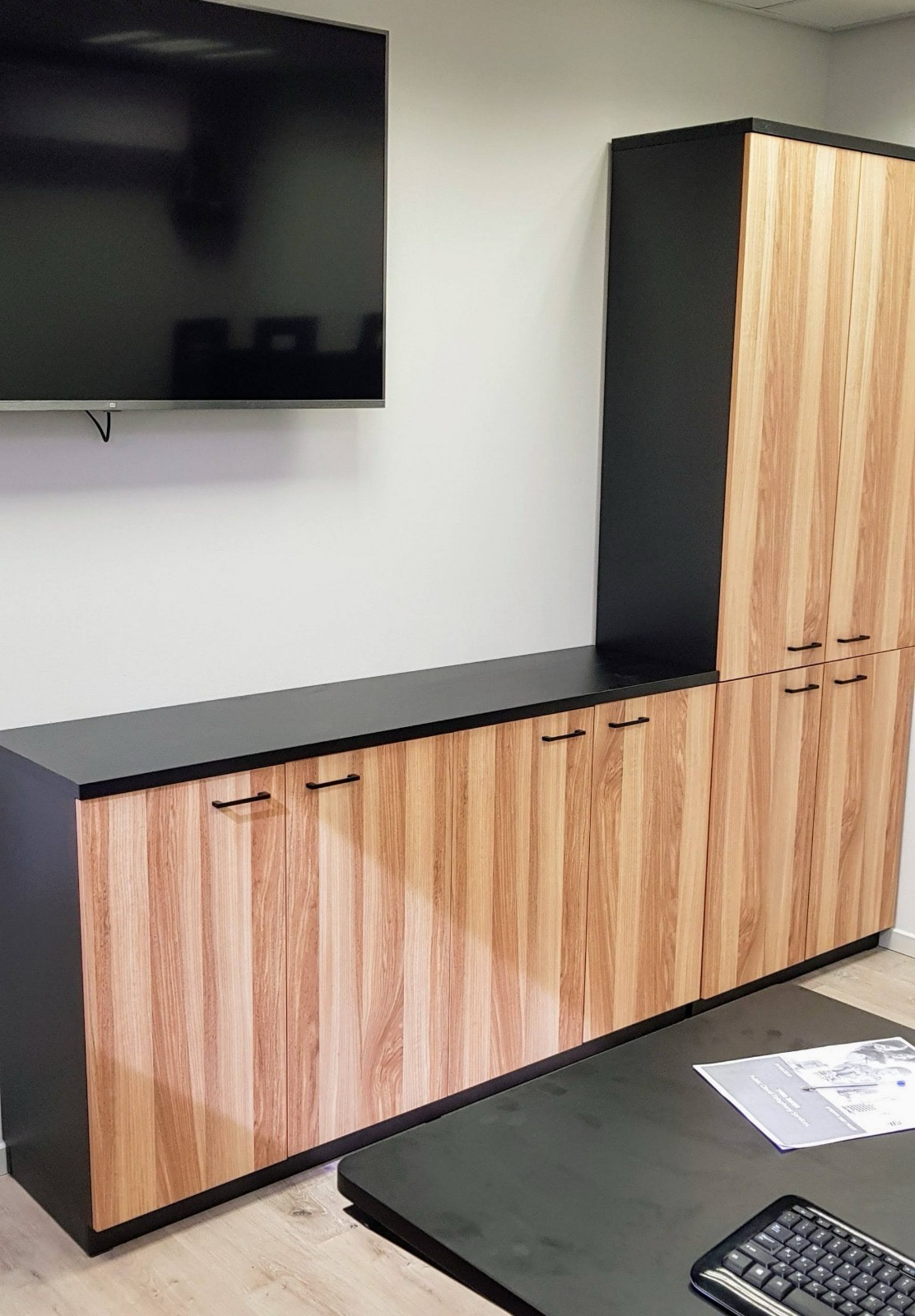 ארון אחסון משולב עם ארונית