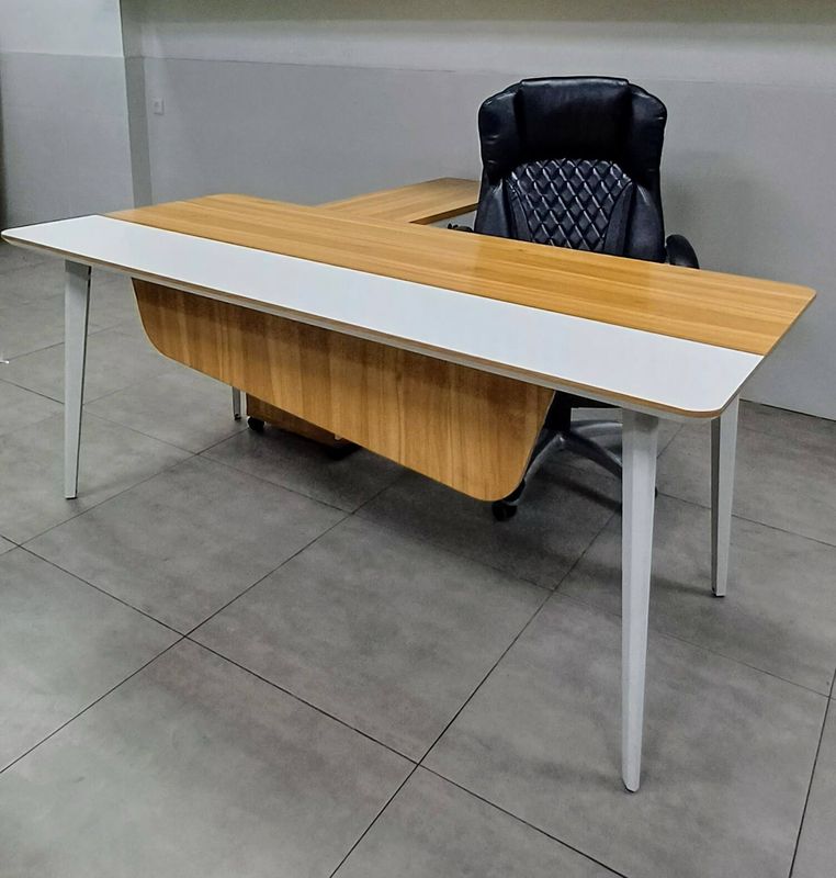 שולחן מנהלים דגם ווגאס בשילוב לבן שולחן מנהלים דגם ווגאס בשילוב לבן