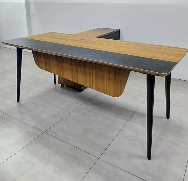 שולחן מנהלים דגם ווגאס בשילוב שחור שולחן מנהלים דגם ווגאס בשילוב שחור