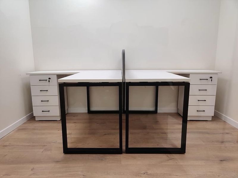 עמדה זוגית דגם ״חלון״ כולל מחיצה