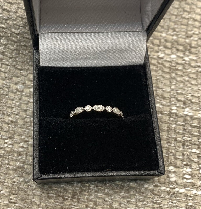 Diamond Band 17 Pts. Total Weight 14 Kt. Gold