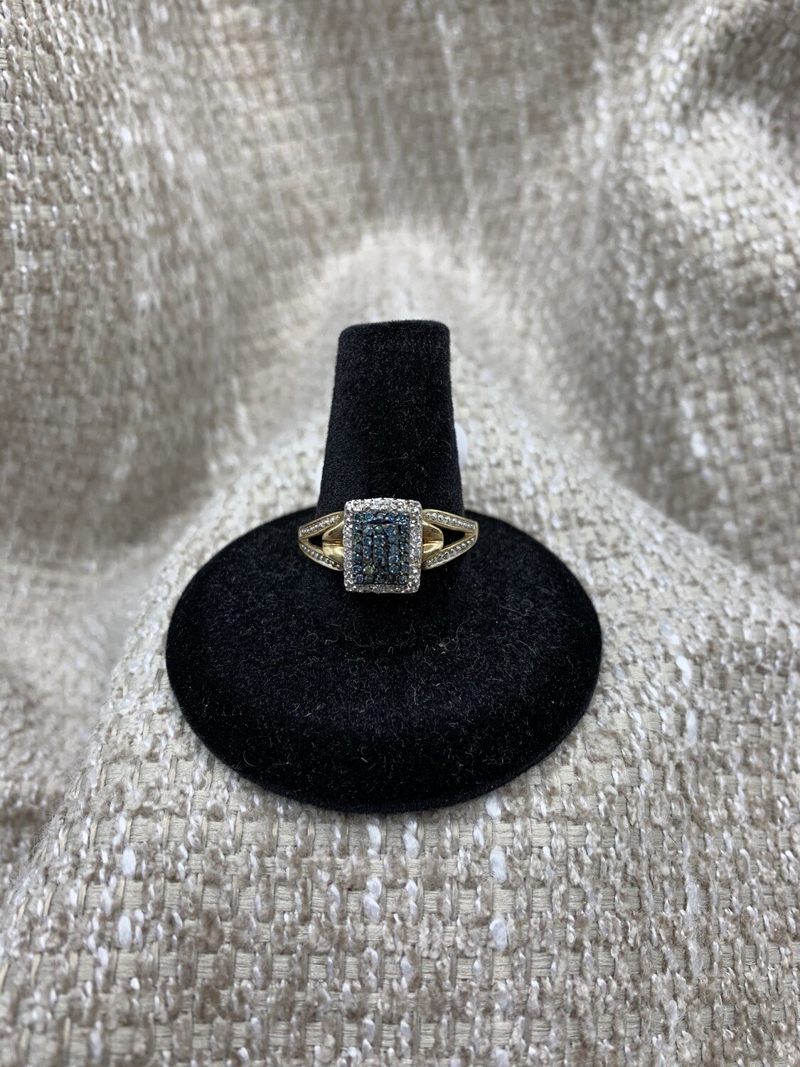Blue And White Diamond Ring(16 Pts Total Weight) set in 10 Kt. White Gold