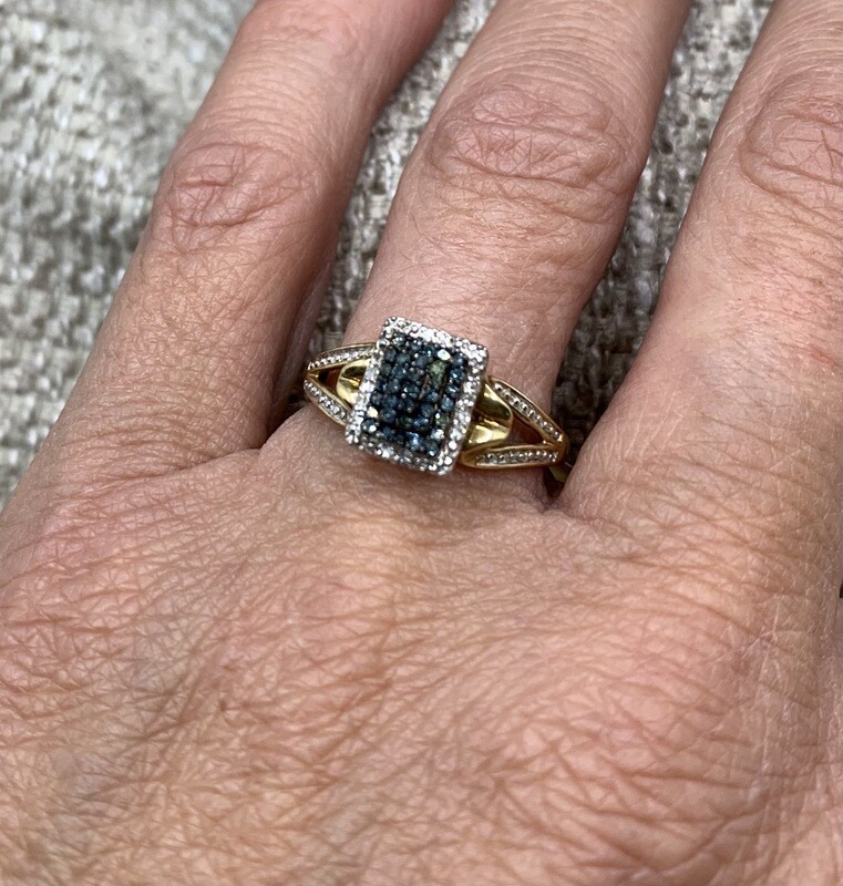 Blue And White Diamond Ring(16 Pts Total Weight) set in 10 Kt. White Gold