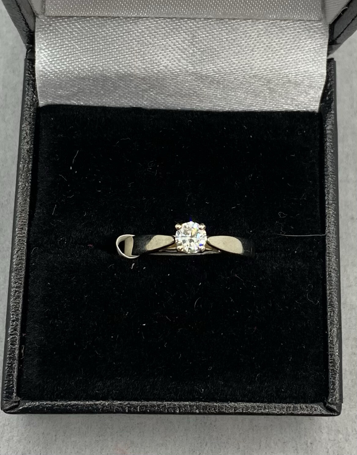 Diamond Engagement Ring, 25pts. Round Brilliant Cut in a 14Kt, White Gold, Cathedral Mounting