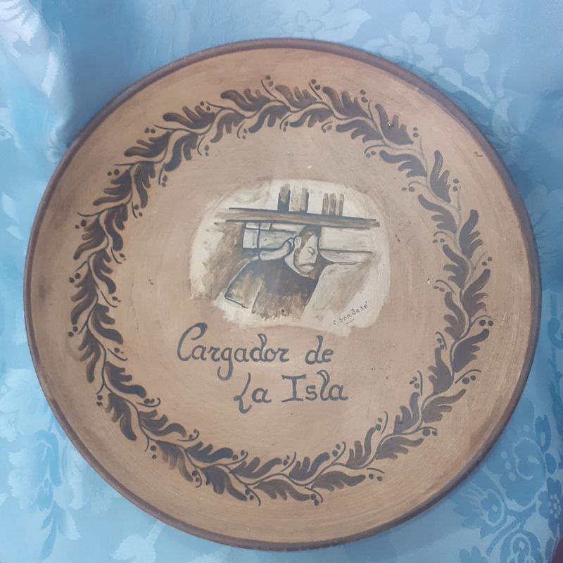 Plato de cerámica “Cargador de la Isla”