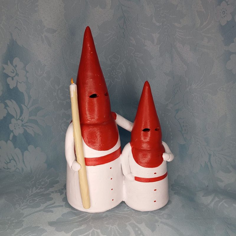 Adulto y niño rojo