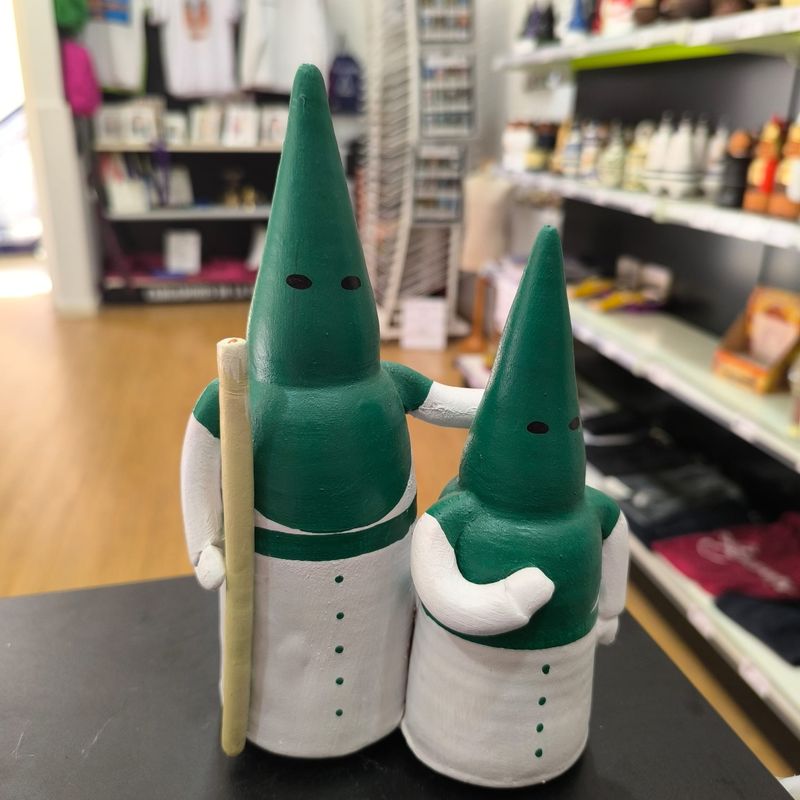 Adulto y niño verde