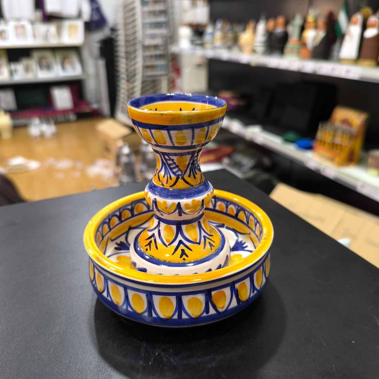 Fuente amarilla y azul