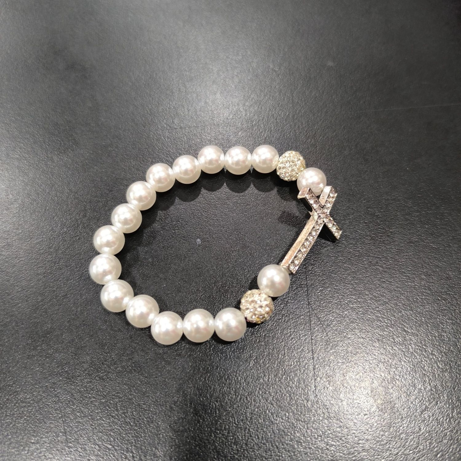 Pulsera decenario de perlas con cruz