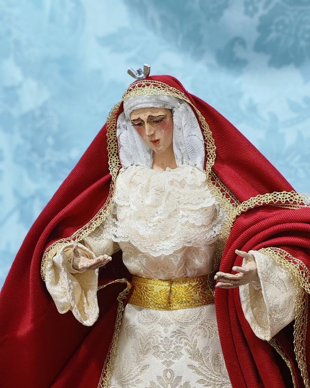 Dolorosa 45 cm. vestida