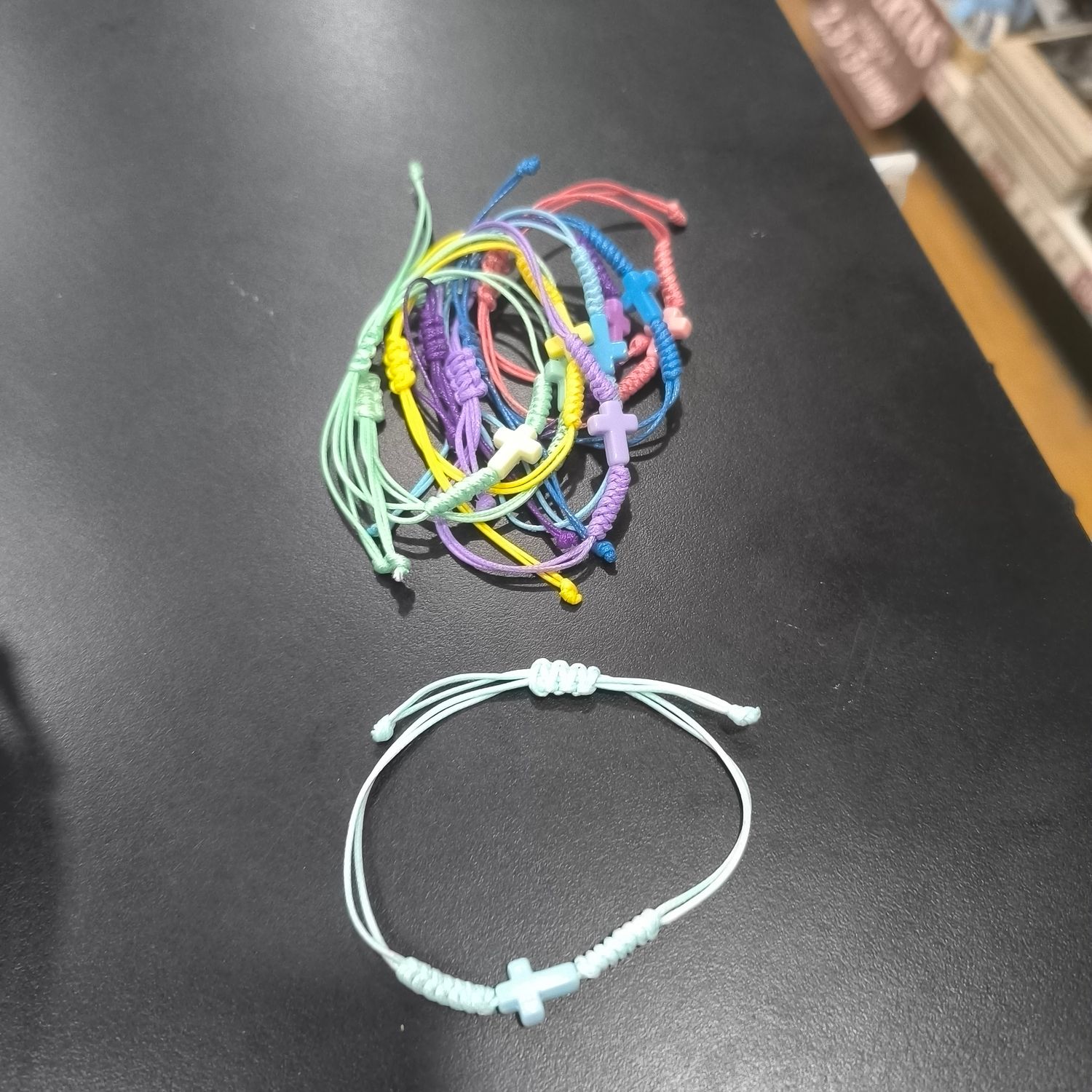 Pulsera ajustable de hilo con cruz trenzada Pulsera ajustable de hilo con cruz trenzada