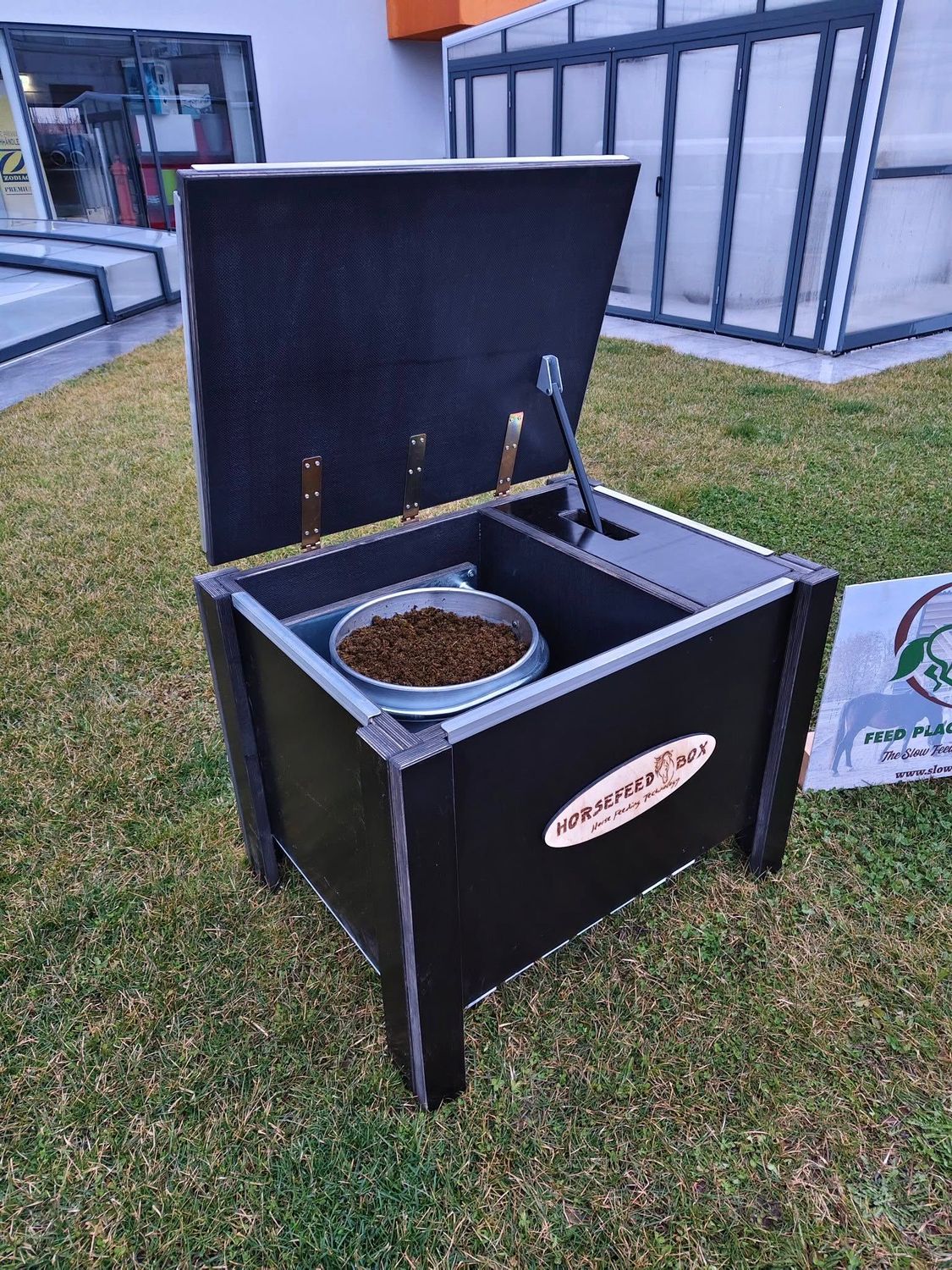 HORSEFEED BOX FULL TIME CONTROLLED DEEP SIMPLE MULTIFEED SIEBDRUCK