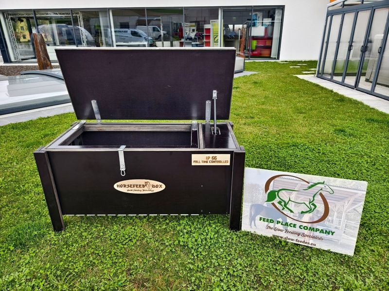 Original HORSEFEED BOX FULL TIME CONTROLLED DEEP BLACK EDITION