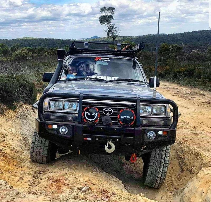 TOYOTA LANDCRUISER FJ80 (1992-1997) ​​ROCKARMOR PREMIUM STEEL BULLBAR
