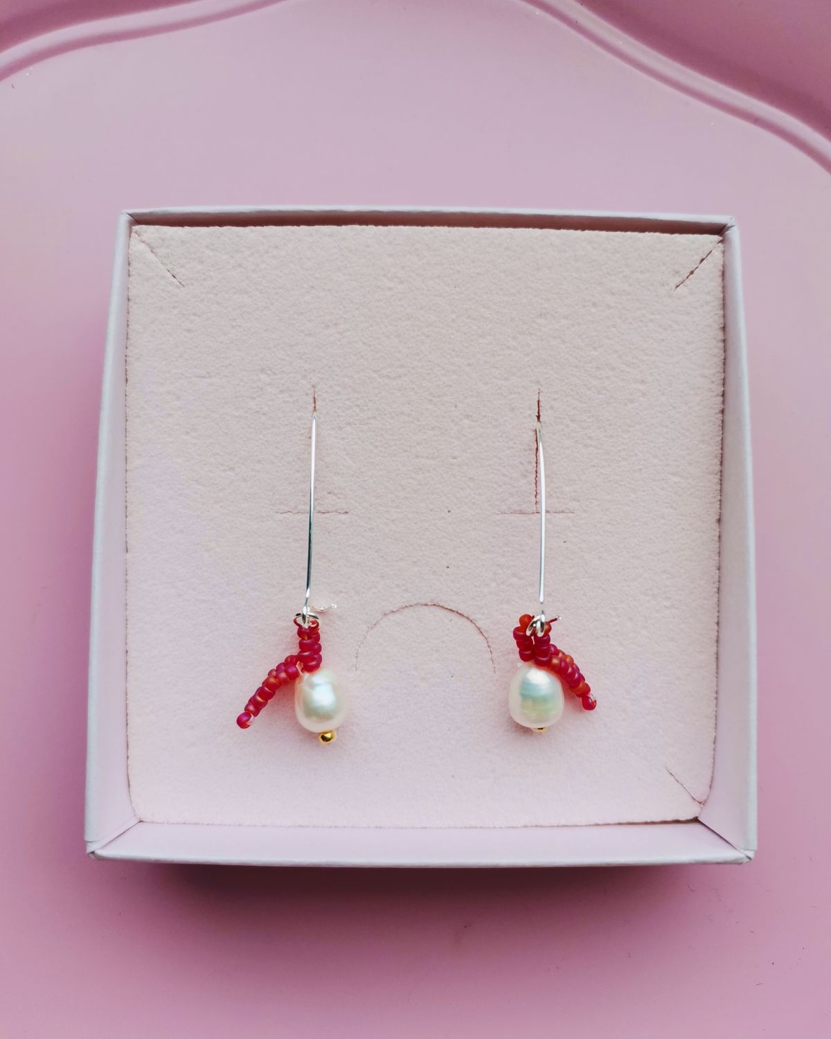 Æble øreringe med lille ferskvandsperle