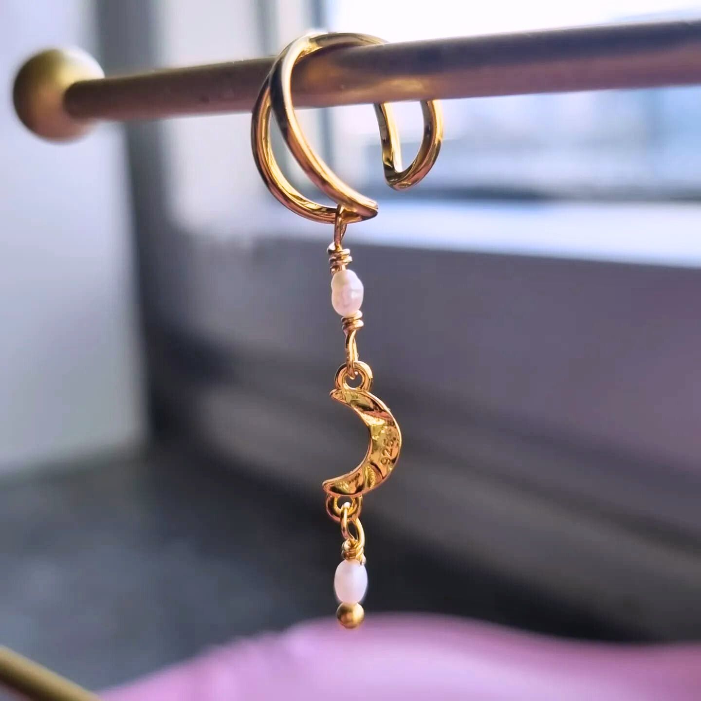 ear cuff til ørets bruskstykke med måne og ferskvandsperler