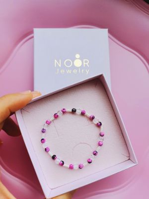 håndlavet elastik armbånd med lyserøde sten og gennemsigtig perler