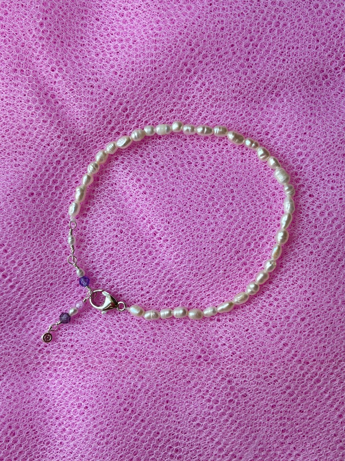 armbånd med små perler hob